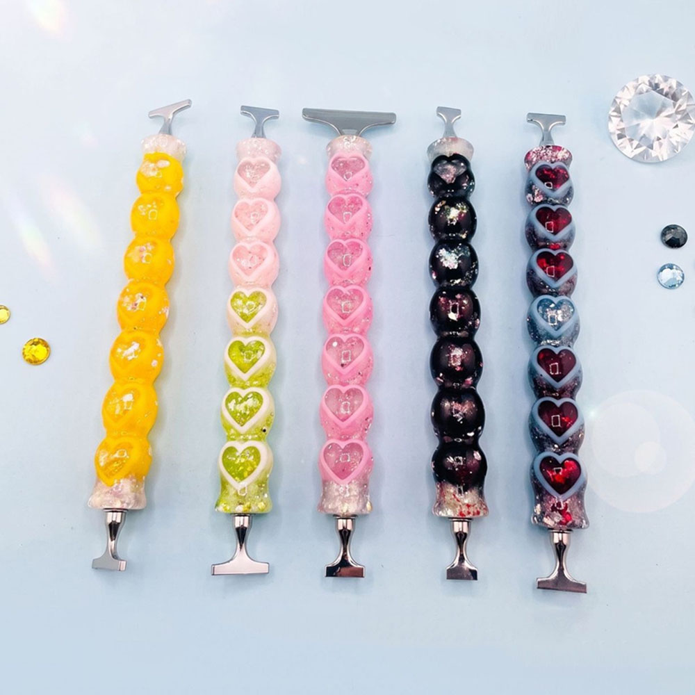 Resin Art Workshop - 新しいハート型のダイヤモンドペイント用ペン。光沢のある樹脂製で、人間工学に基づいたデザイン。 ‌ 快適なグリップを備えた5DダイヤモンドアートDIYクラフトツールアクセサリー