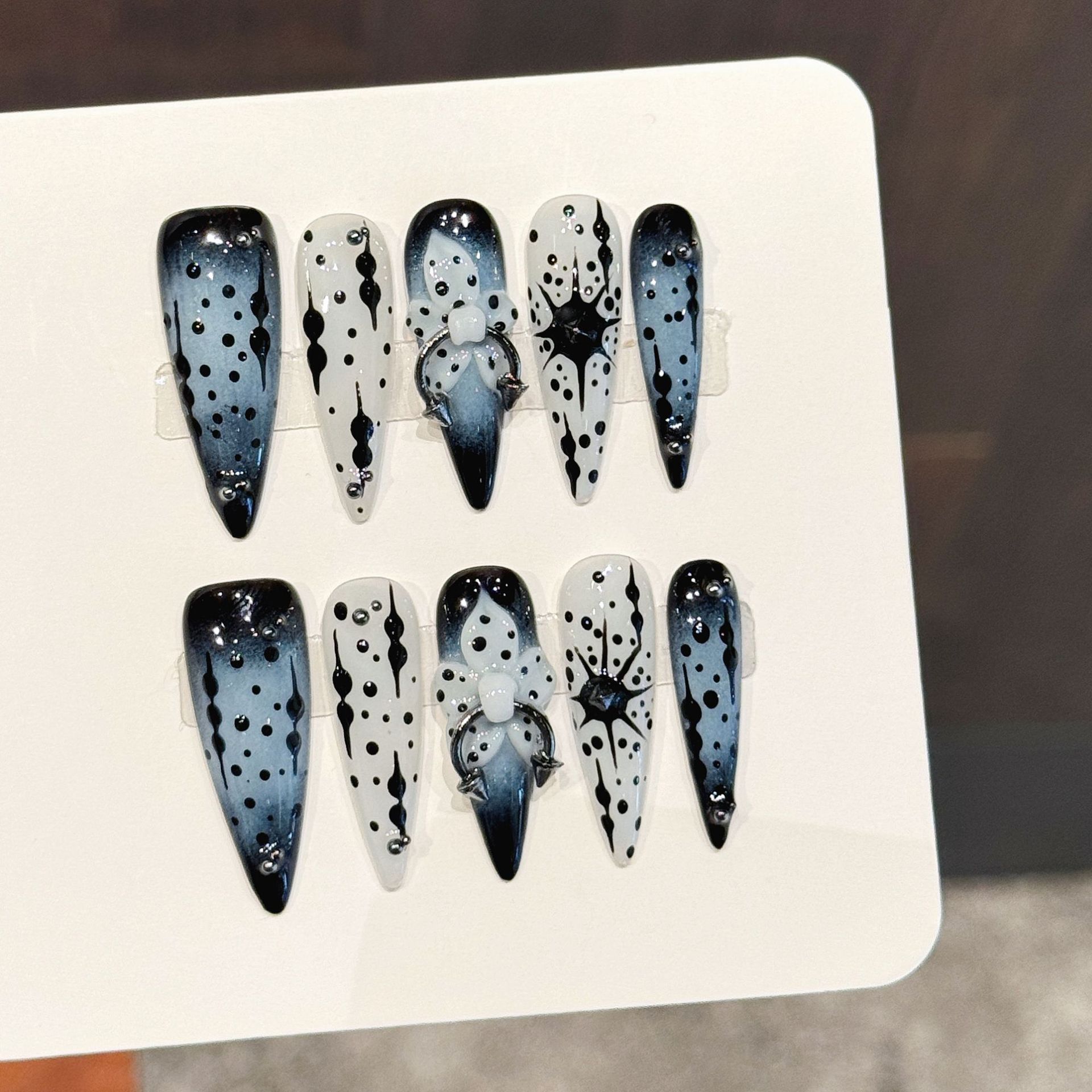 10個入り グラデーションインクブルー ハンドメイドつけ爪  - Resin Art Flowers のレビューと価格